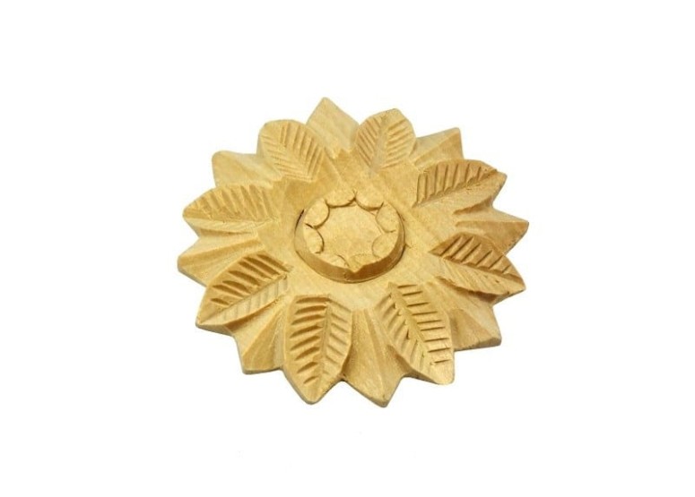  Rzeźba, ornament drewniany; ręcznie wykonany; wymiar - 9x9 cm 