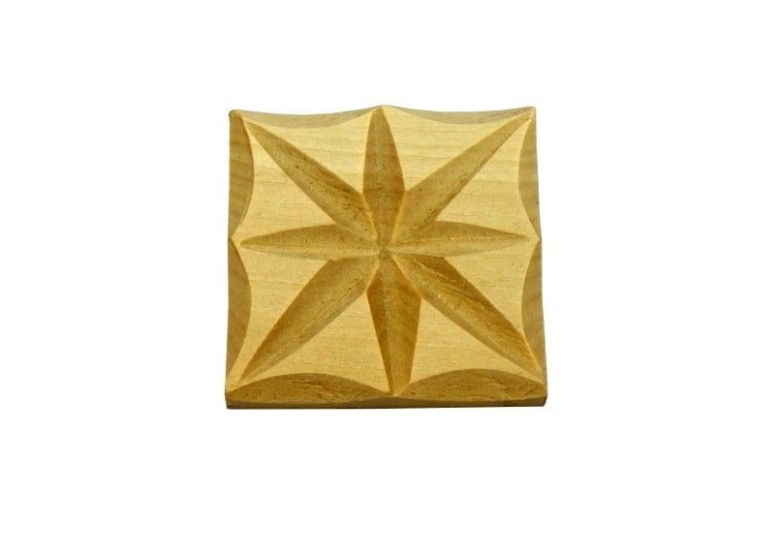  Rzeźba, ornament drewniany; ręcznie wykonany; wymiar - 6x6 cm 