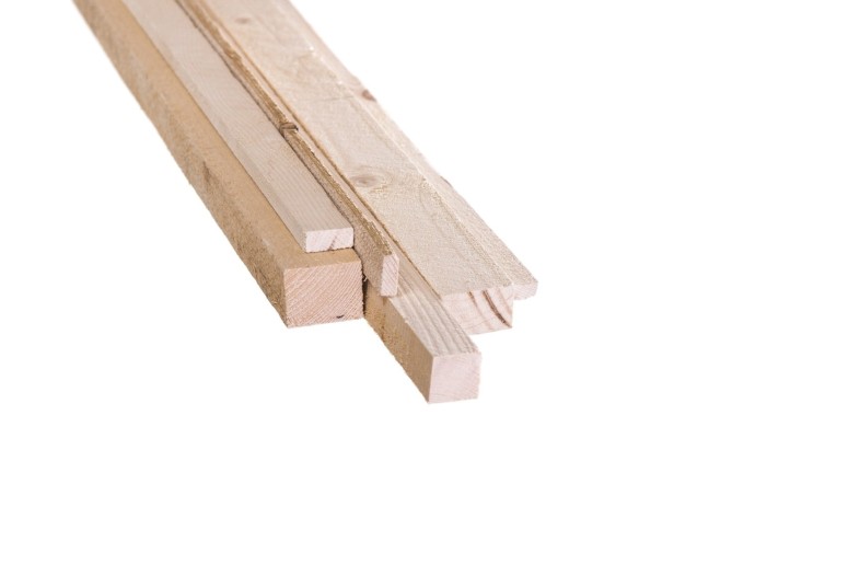  Listwy montażowe, nieheblowane, szorstkie  Świerk Klasa A . Wymiary (przekroje, długości) dostępne w wariantach produktu. 
